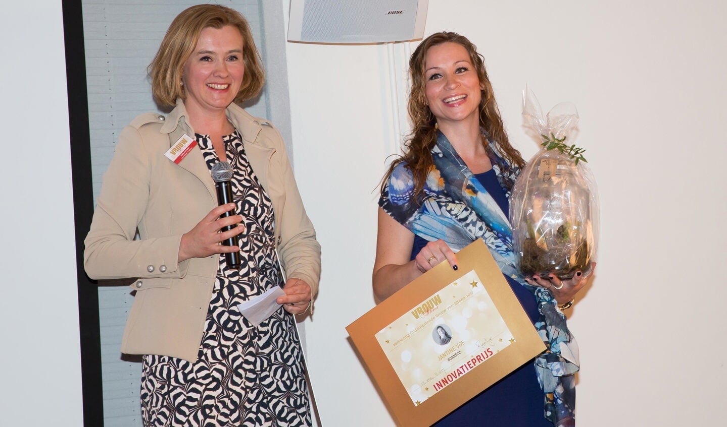 Karin Bottina reikt de innovatieprijs uit aan Jantine Vos.