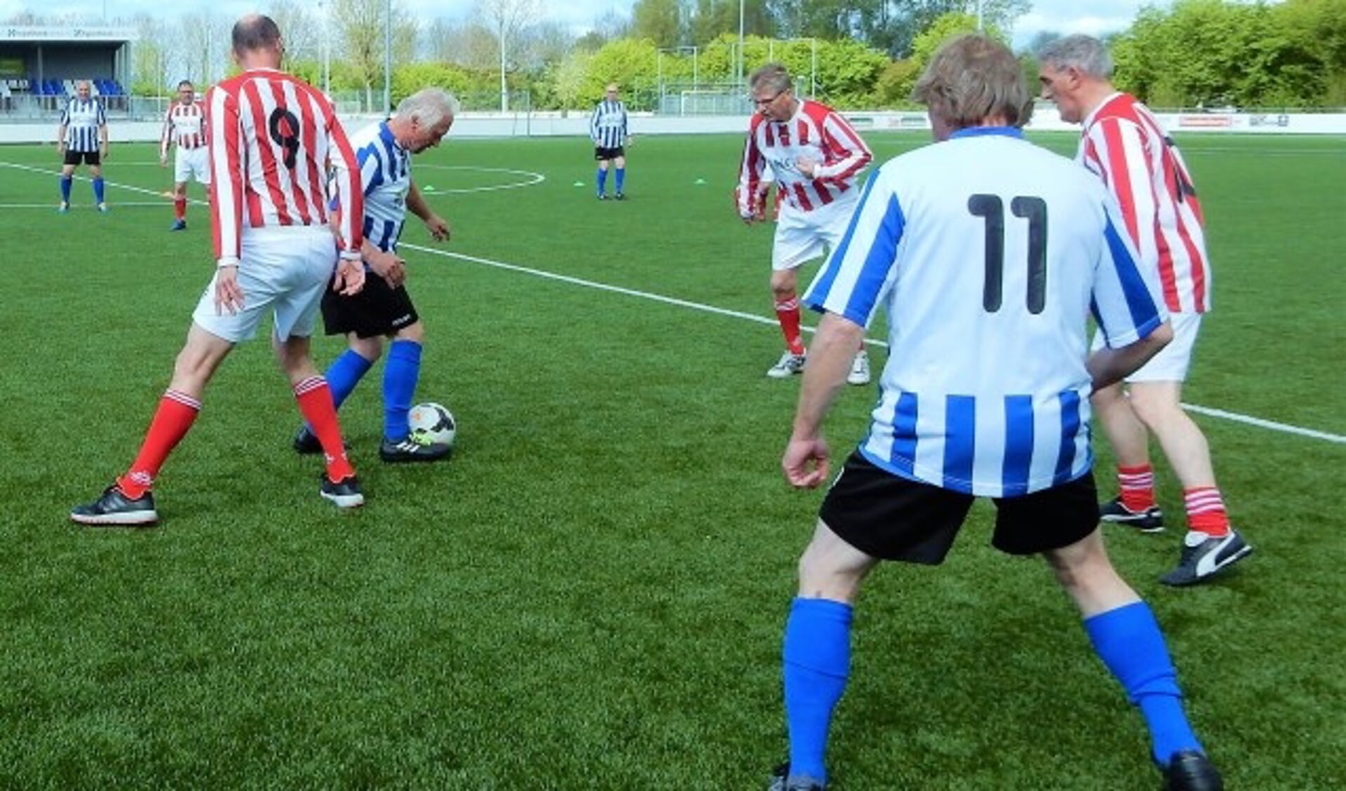 De Walking Football-derby tussen IJFC en het Nieuwegeinse Geinoord. (Foto: IJFC)