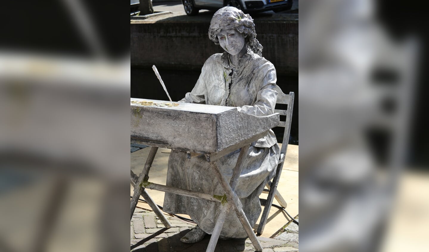 Dichteres en levens standbeeld in één tijdens de braderie in Nieuwpoort.