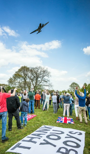 • De flypast boven Fort Vuren vorig jaar.