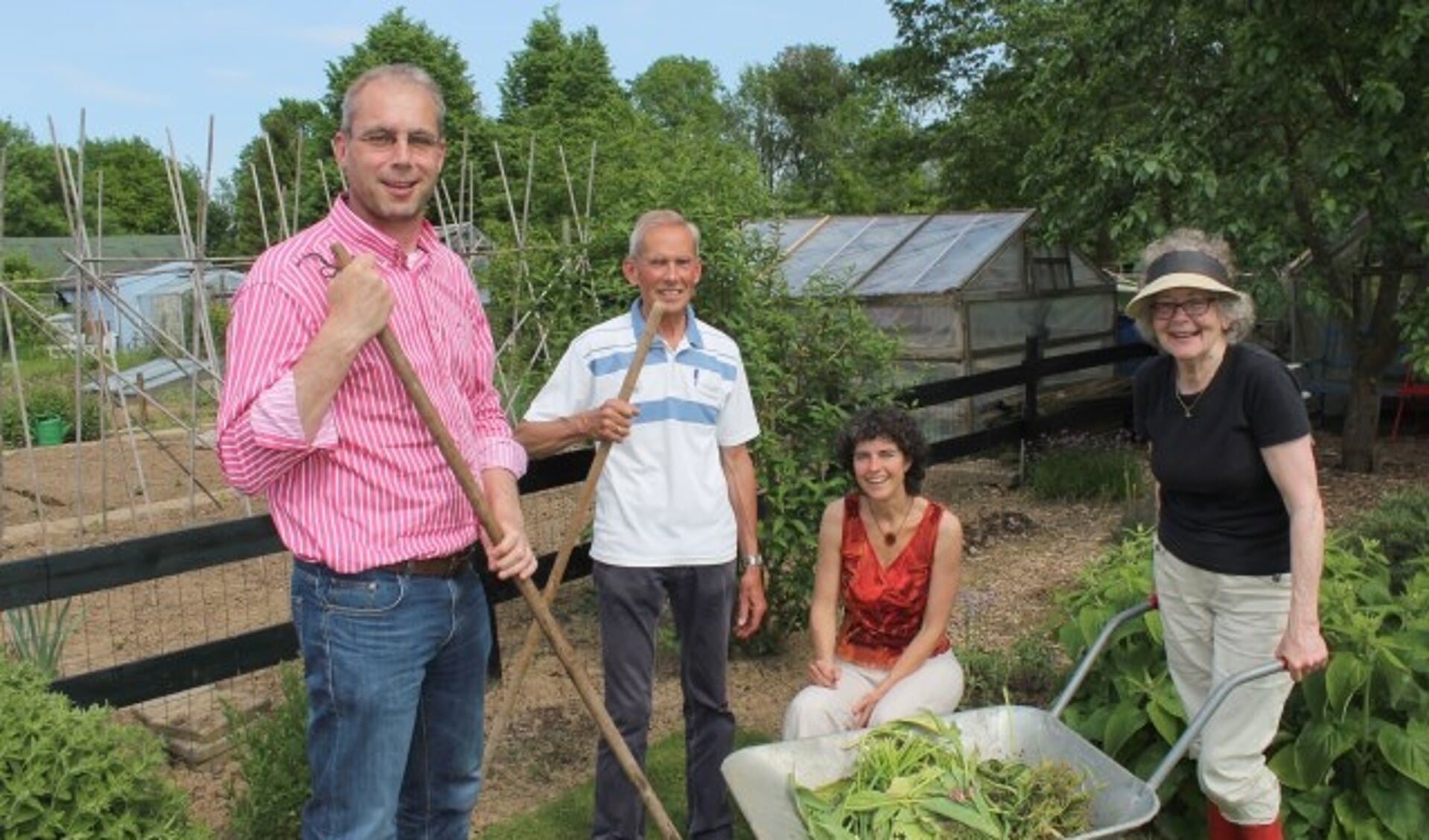 Wethouder Van den Berg kwam even mee tuinieren met Evert van Amerongen, Ivon Vrolijk en Ans Wilbers. (Foto: Lysette Verwegen)