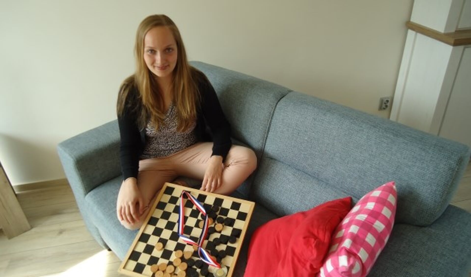 Dammen is de passie en verslaving van Laura Timmerman. ''Hoe meer je je erin verdiept, hoe leuker het wordt  Van het schaken ken ik de regels niet eens.'' (Foto: Nadia Tan)