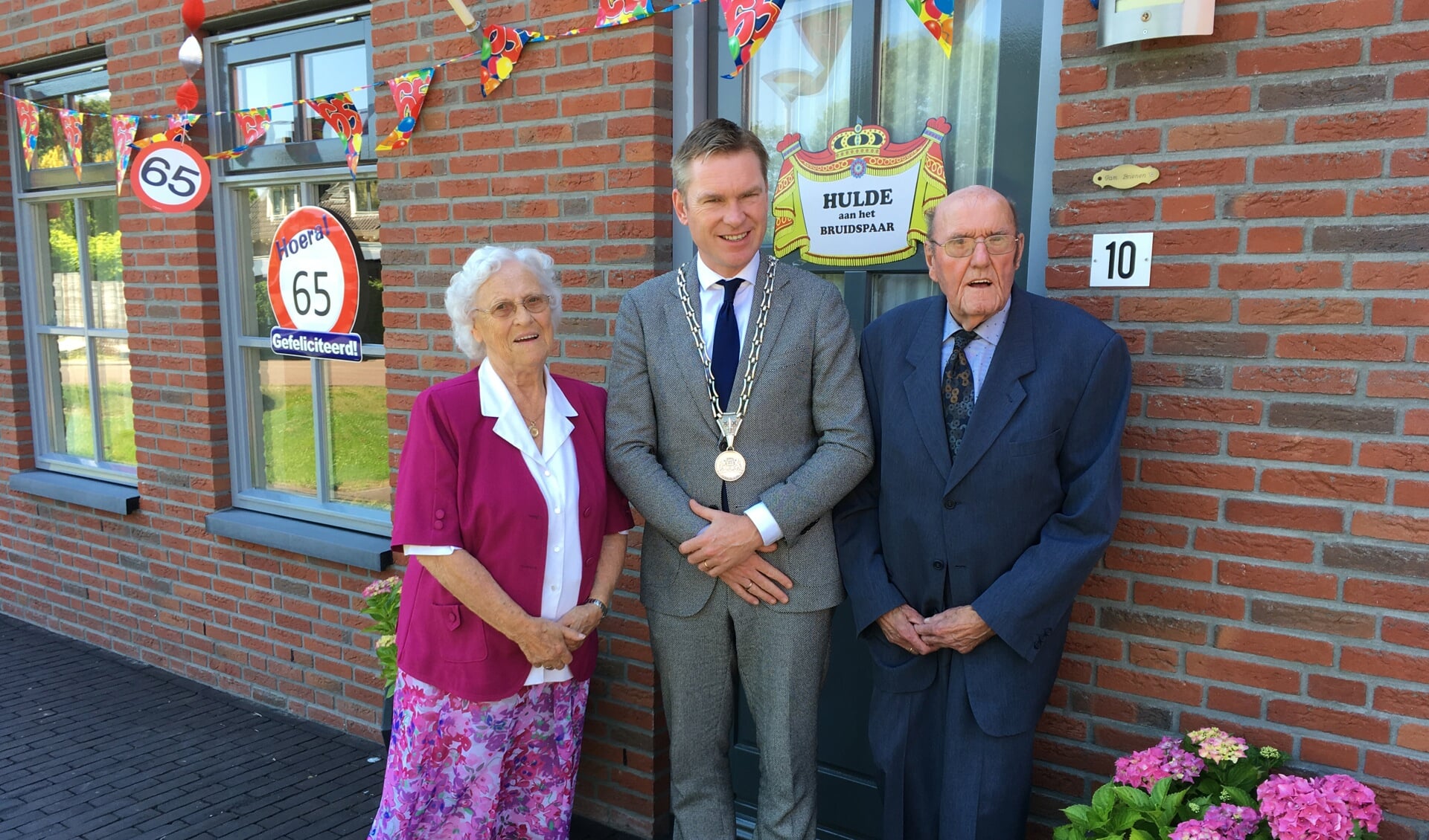 • Waarnemend burgemeester Peter Rehwinkel bracht het echtpaar maandag een bezoekje om ze te feliciteren.