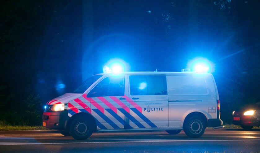 • De politie hield twee verdachte personen aan.