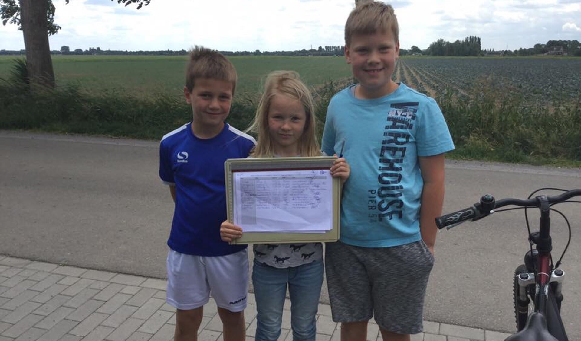 Kevin en Stan Verhagen en Renske Dubbeldam haalden in Uppel alleen al meer dan 60 handtekeningen op.