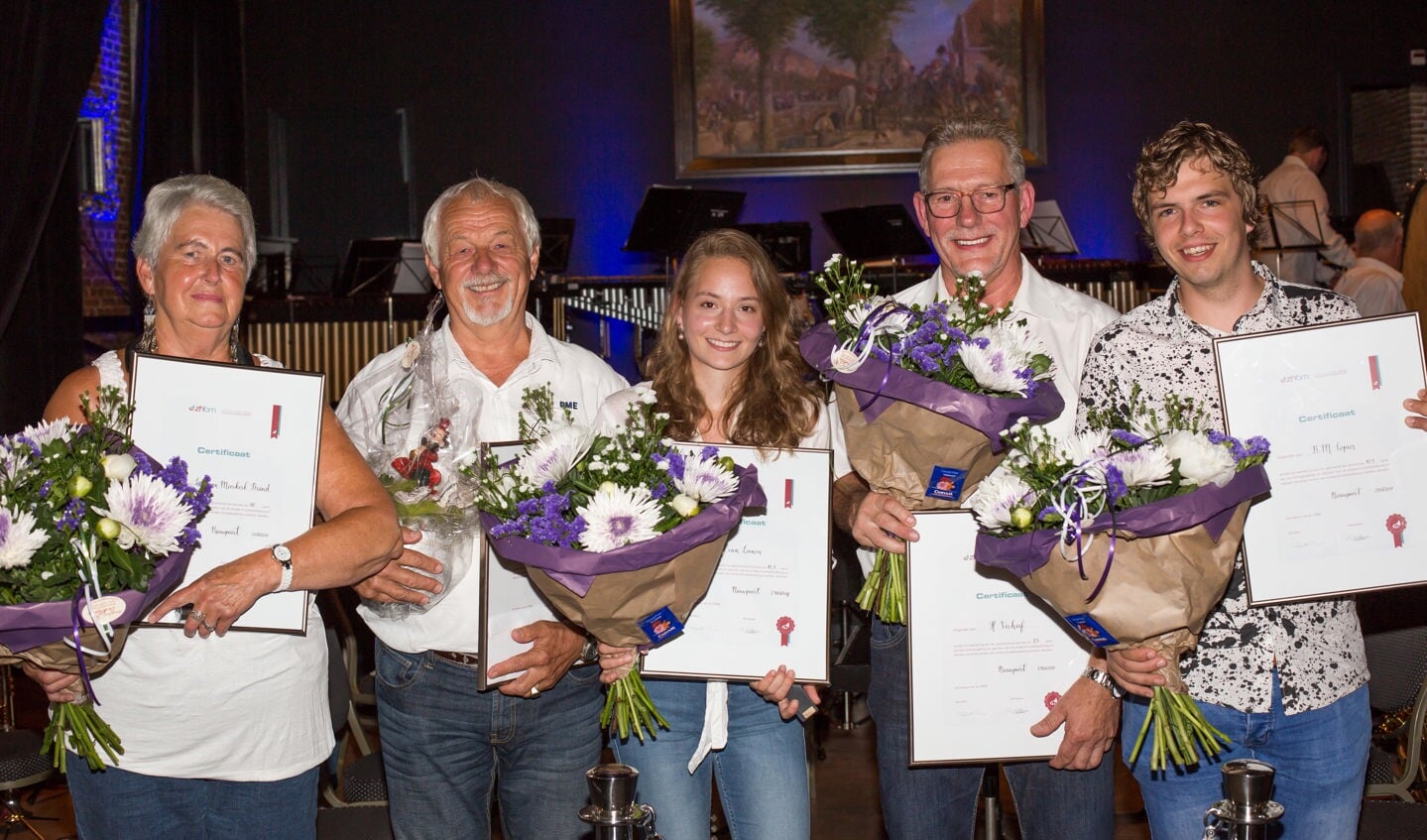 Alle jubilarissen: Lenie (40) en Dik (60) van Meerkerk, Petra van Leenen (12,5), Henk Verhoef (25) en Machiel Copier (12,5)
