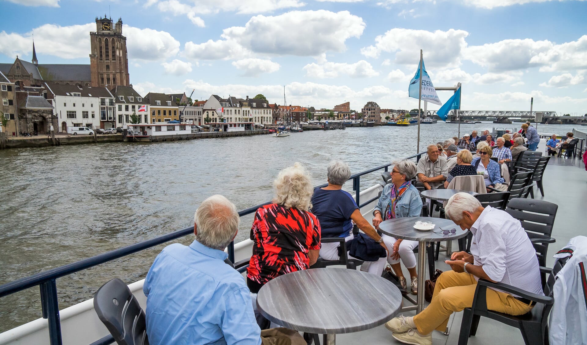 • De boot voer onder meer langs Dordrecht. 