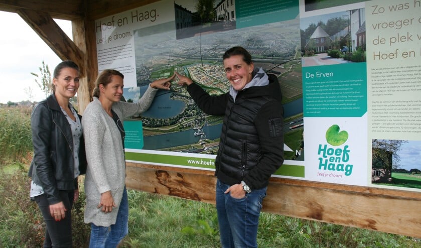 • Leden van bewonersgroep Hartenkreet Hagestein wijzen de plek van Kasteelterrein aan.