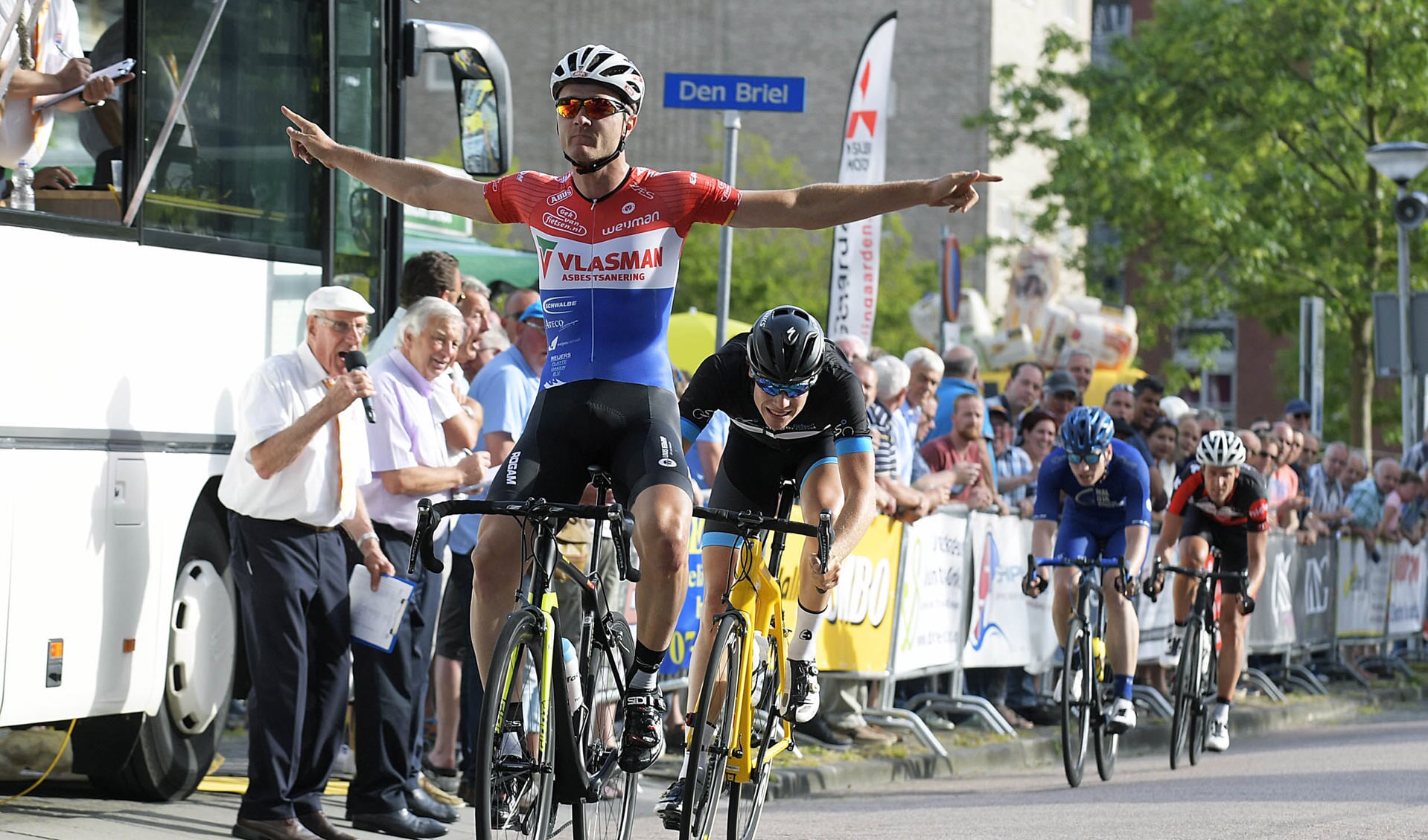 • Robin Wennekes wint de Ronde van Papendrecht.