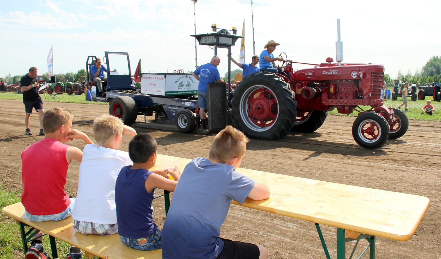 • De historische tractorpulling staat vrijdagavond en zaterdag op het programma.