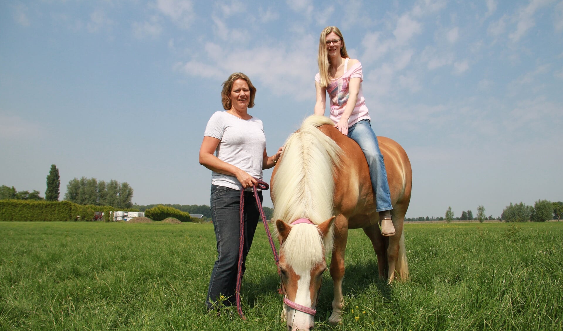 • Francisca (links) schakelde een van haar paarden in om Saskia te helpen.