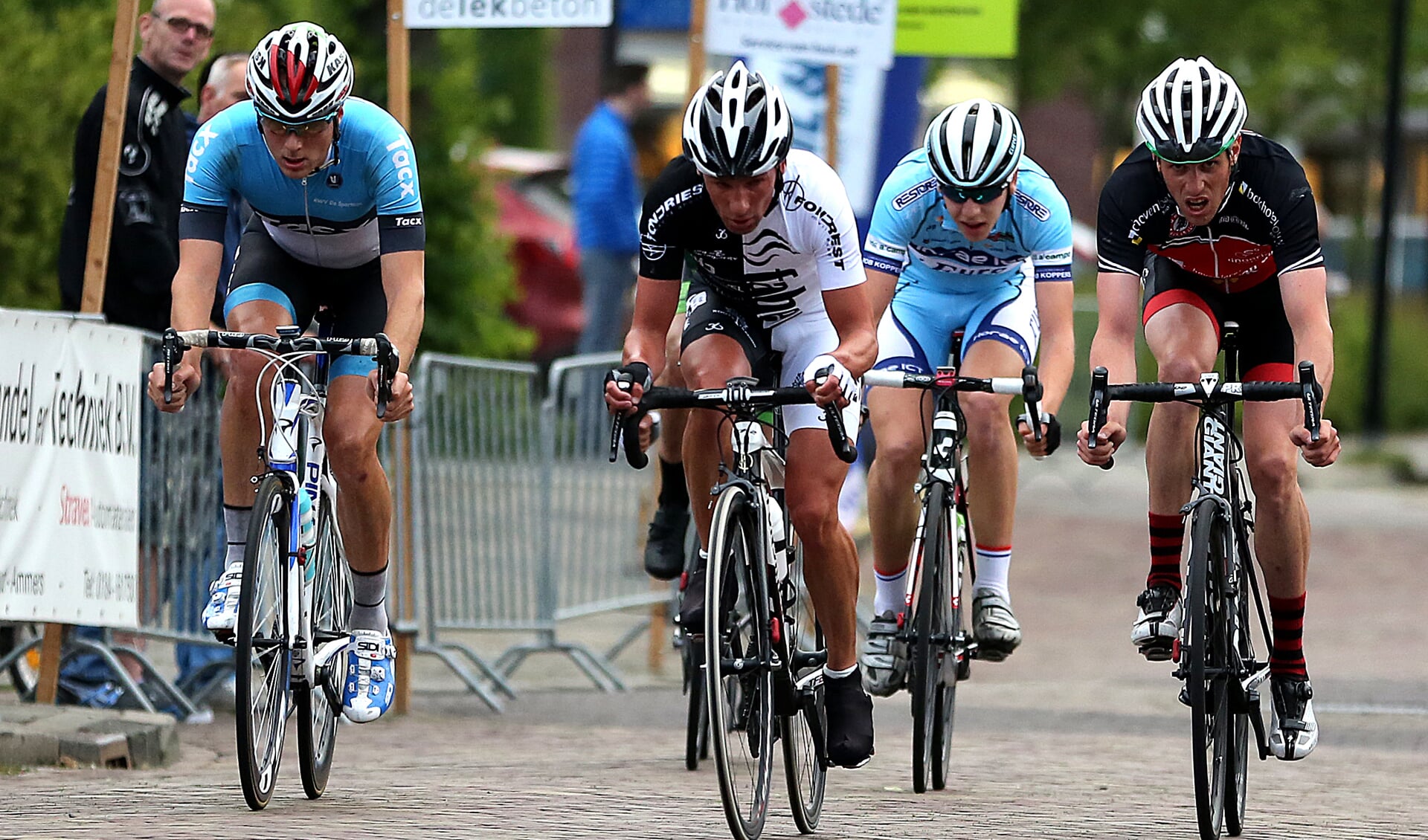 • Ronde van Groot-Ammers 2015. (foto: Rick den Besten)