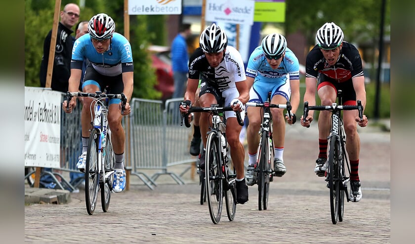 • Ronde van Groot-Ammers 2015. (foto: Rick den Besten)