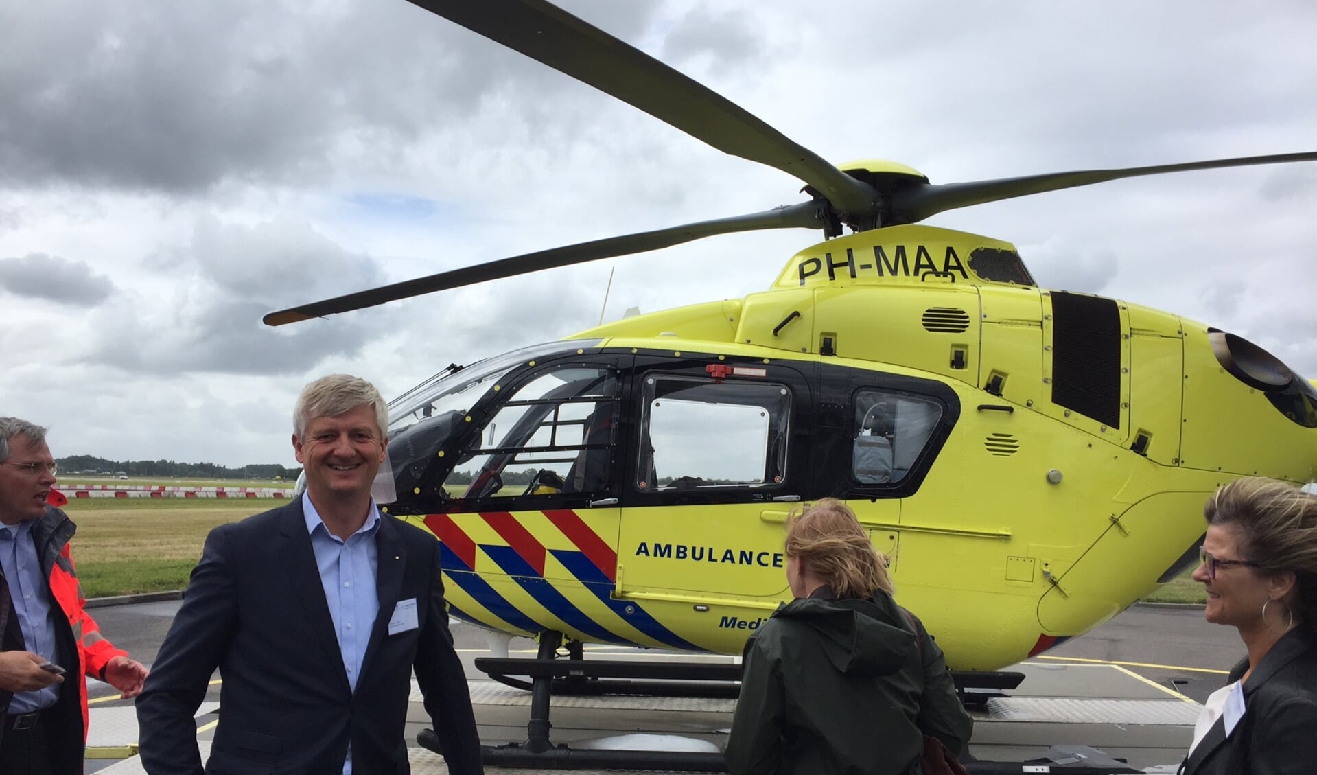 • Anton Timm op het dak van het Erasmus MC, de plek waar vandaan de traumahelikopter vertrekt. 