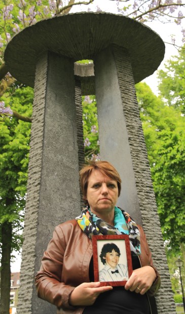 • Maria Roelofsen bij het monument in het Moreelsepark in Utrecht. 