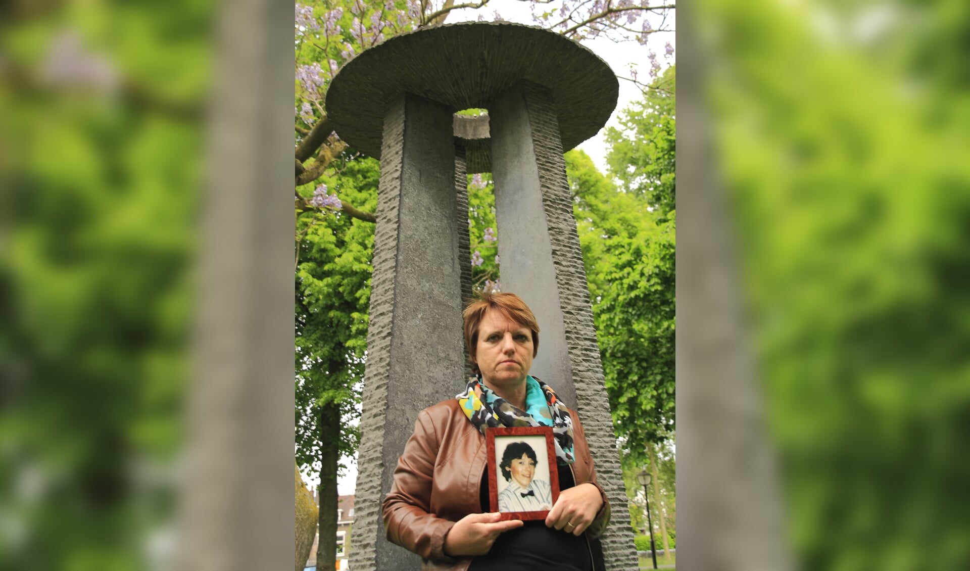 • Maria Roelofsen bij het monument in het Moreelsepark in Utrecht.