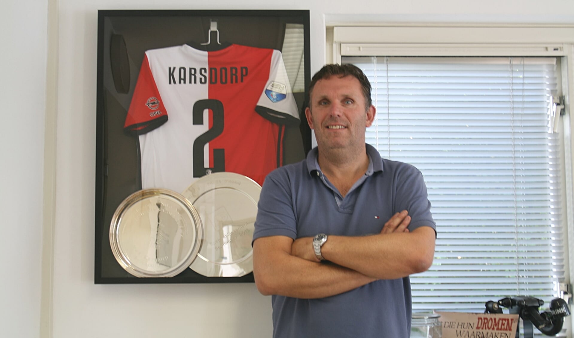 • Fred Karsdorp posteert trots naast een Feyenoord-shirt van zijn zoon Rick.