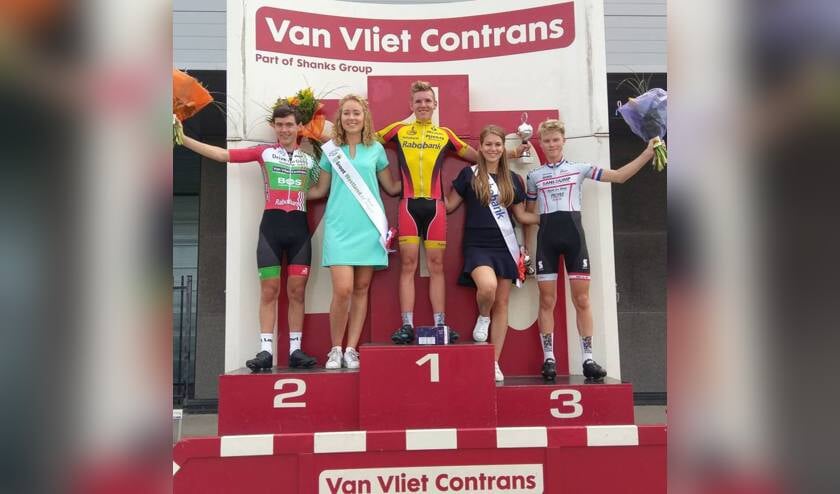 • Jens Bassa op het podium in Monster.