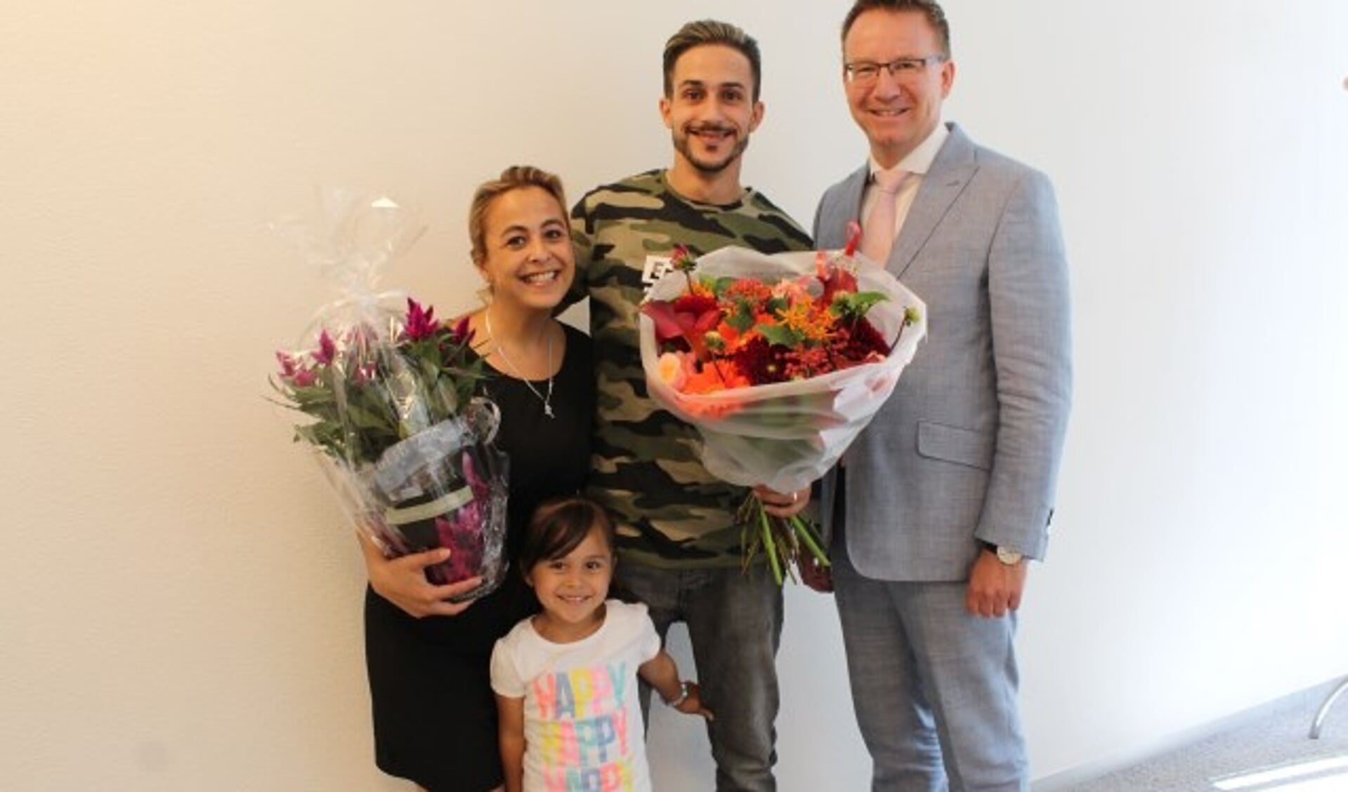 Redder Achraf en echtgenote Nathalie met dochtertje Rana in de bloemen gezet. (Foto: Lysette Verwegen)