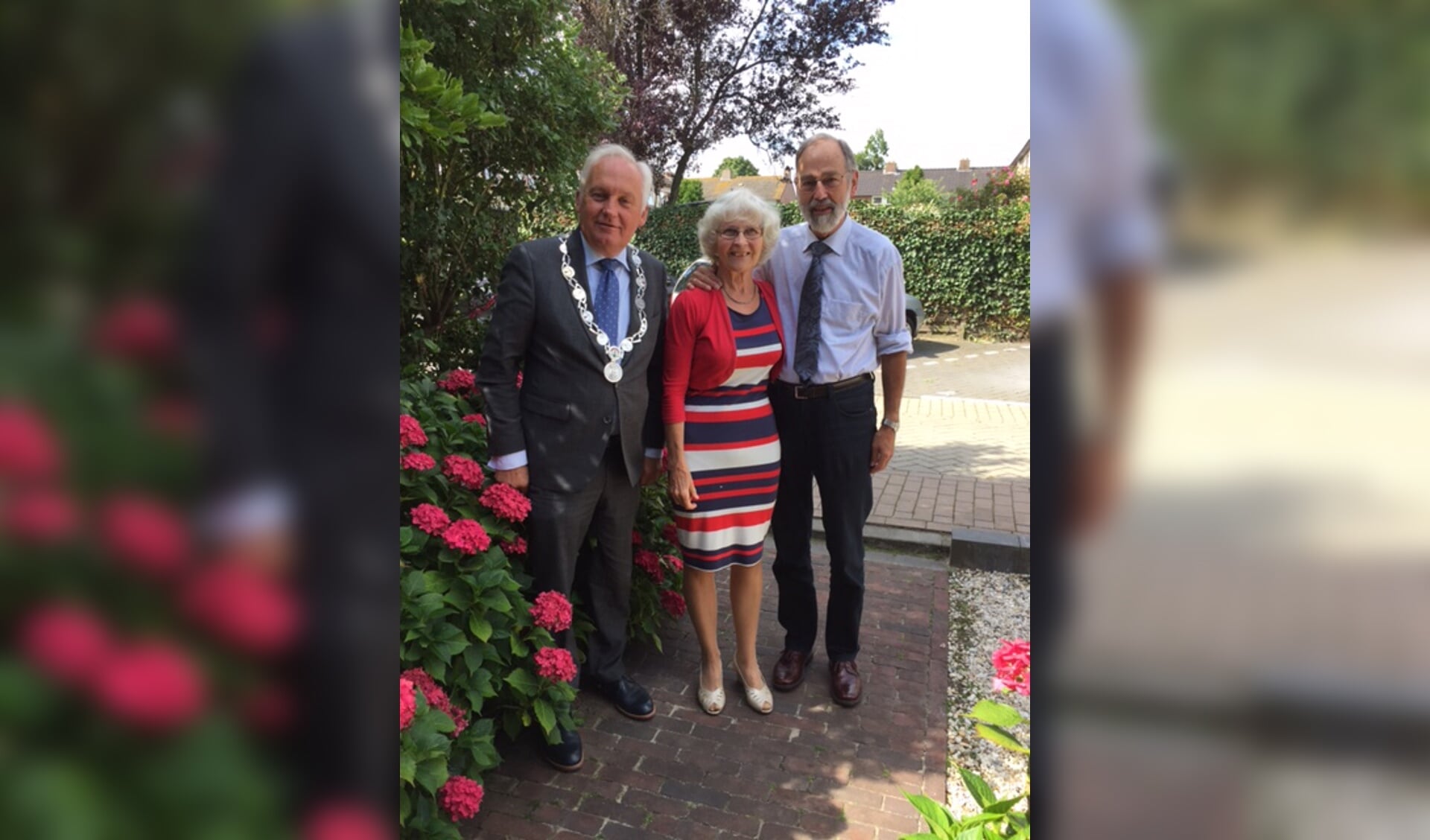 Burgemeester van der Borg feliciteert echtpaar Blonk-Terlouw uit Brandwijk. Ze zijn vijftig jaar getrouwd.