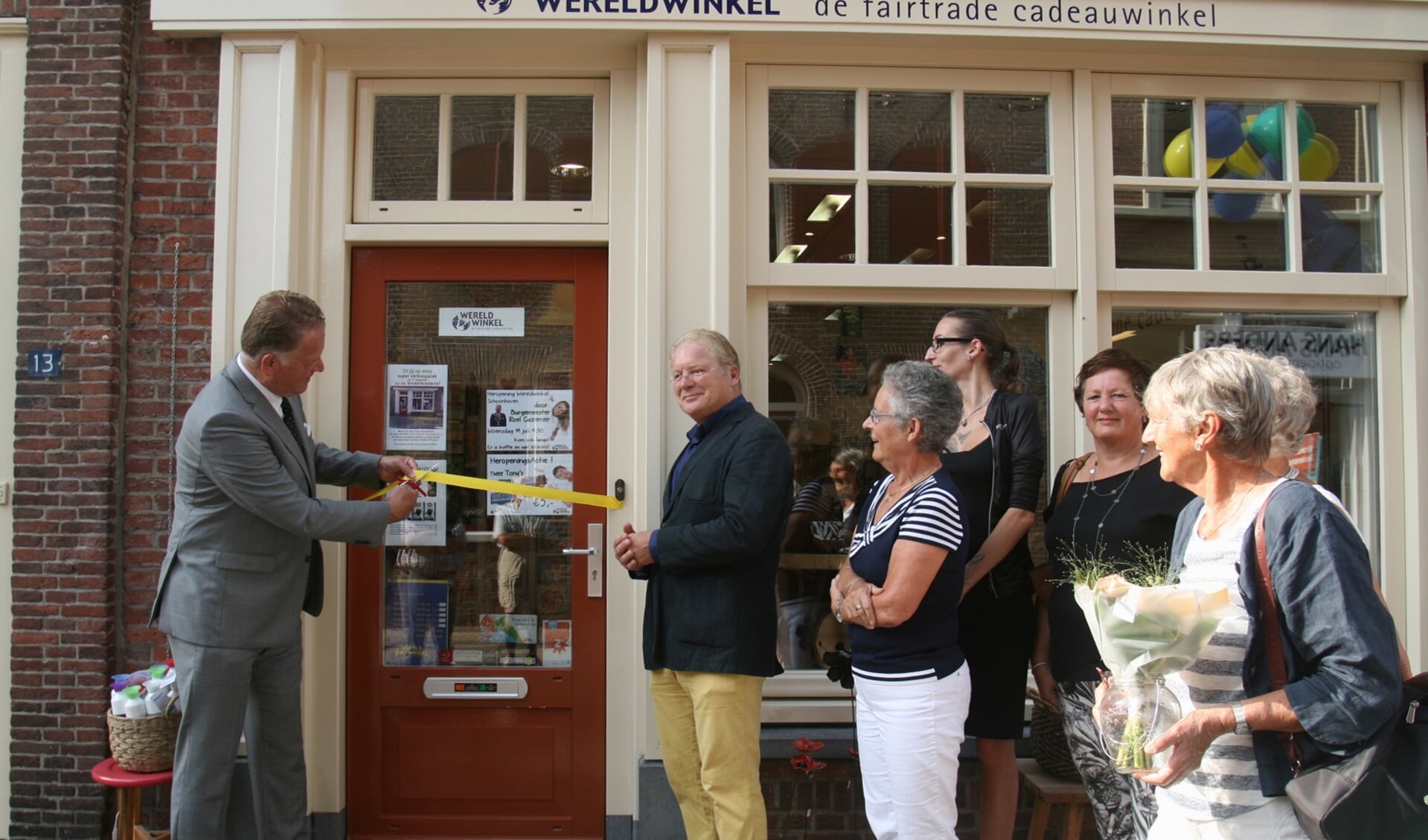• Burgemeester Cazemier heropent de Wereldwinkel in Schoonhoven.