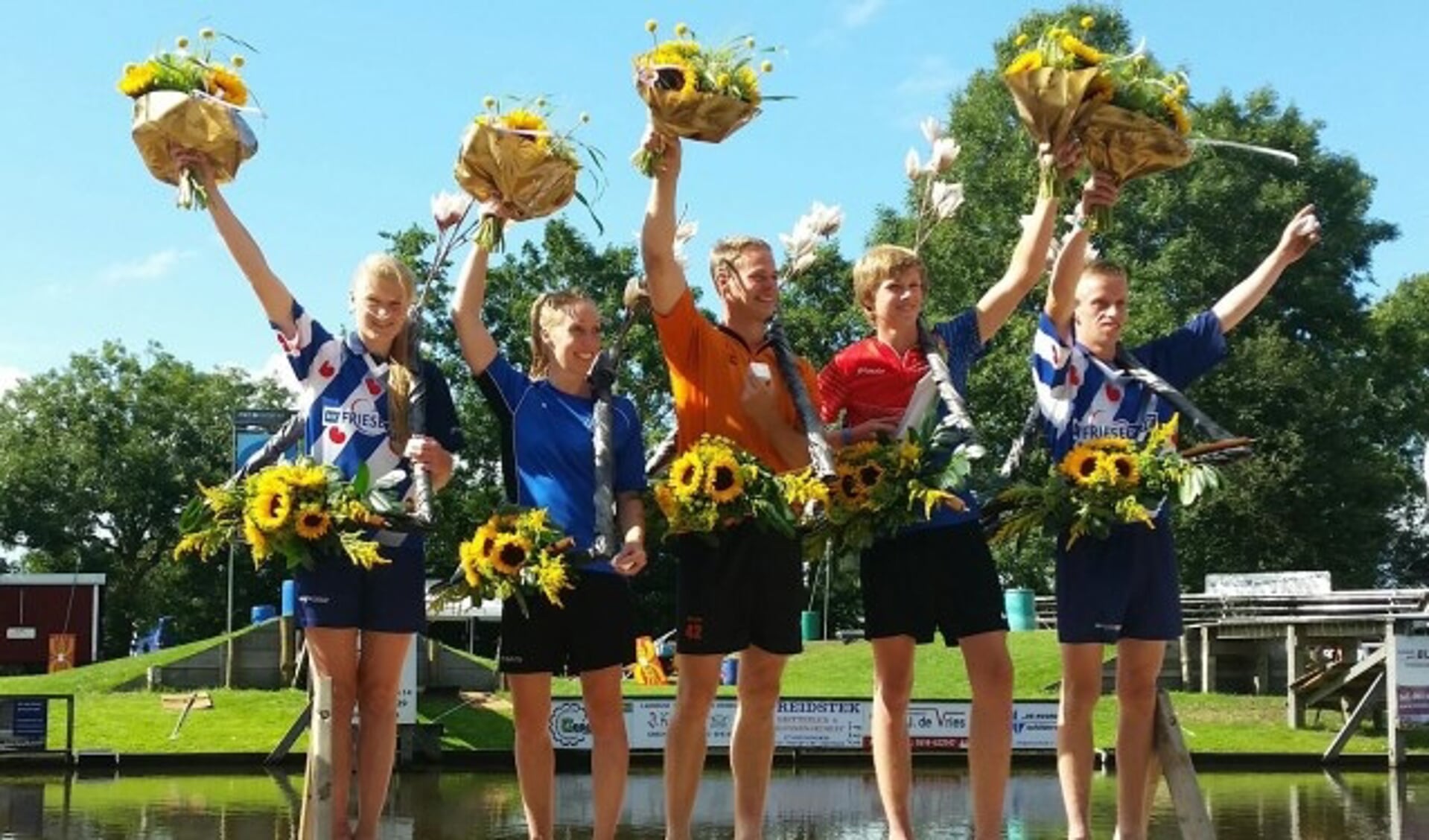 De drie Hollandse winnaars Jaco de Groot (senioren), Wendy Helmes (dames) en Reinier Overbeek (jongens) op het podium met de Friese toppers Sigrid Bokma (meisjes) en Freark Kramer (junioren). (Foto: Arja Helmes) 
