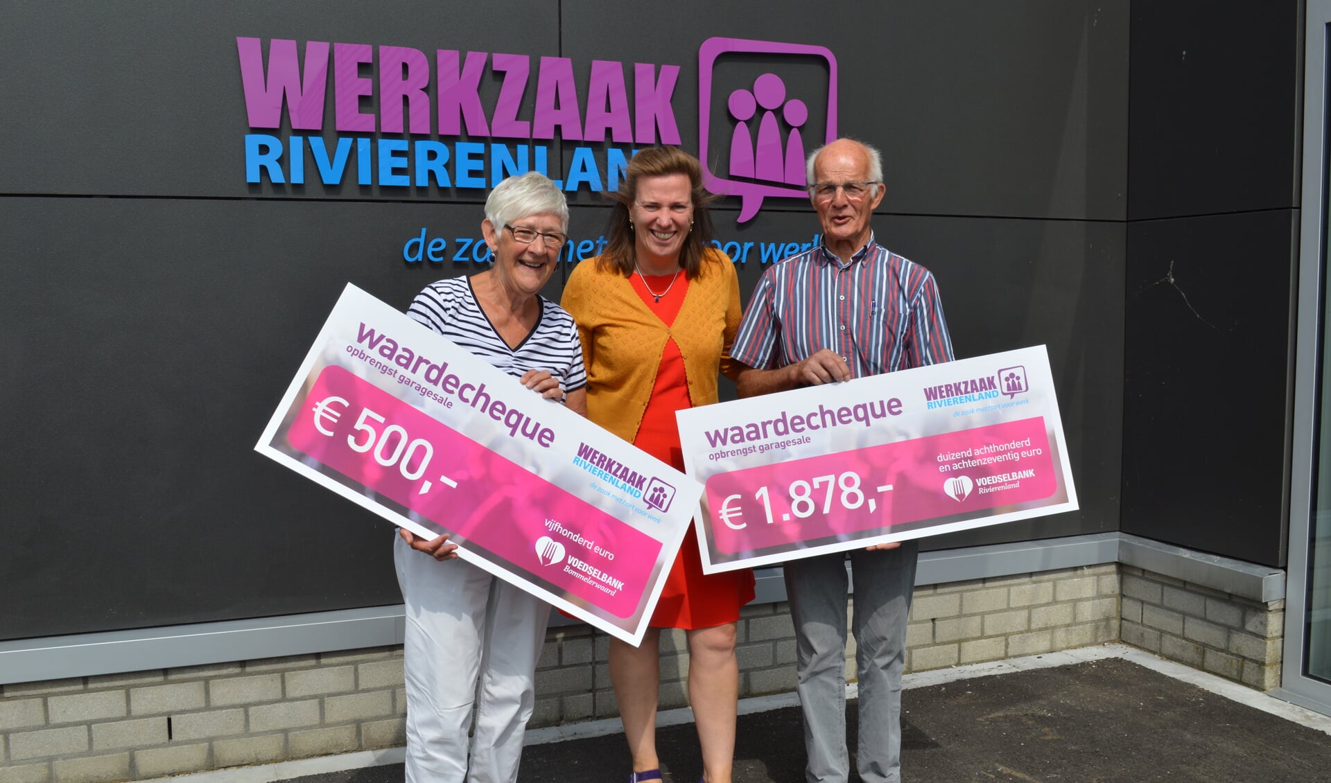 • Directeur Elfriede Boer (m) van Werkzaak overhandigde de cheques aan voorzitter Lotty Steenhuizen van Voedselbank Bommelerwaard en Cor Oostveen van Voedselbank Rivierenland. 