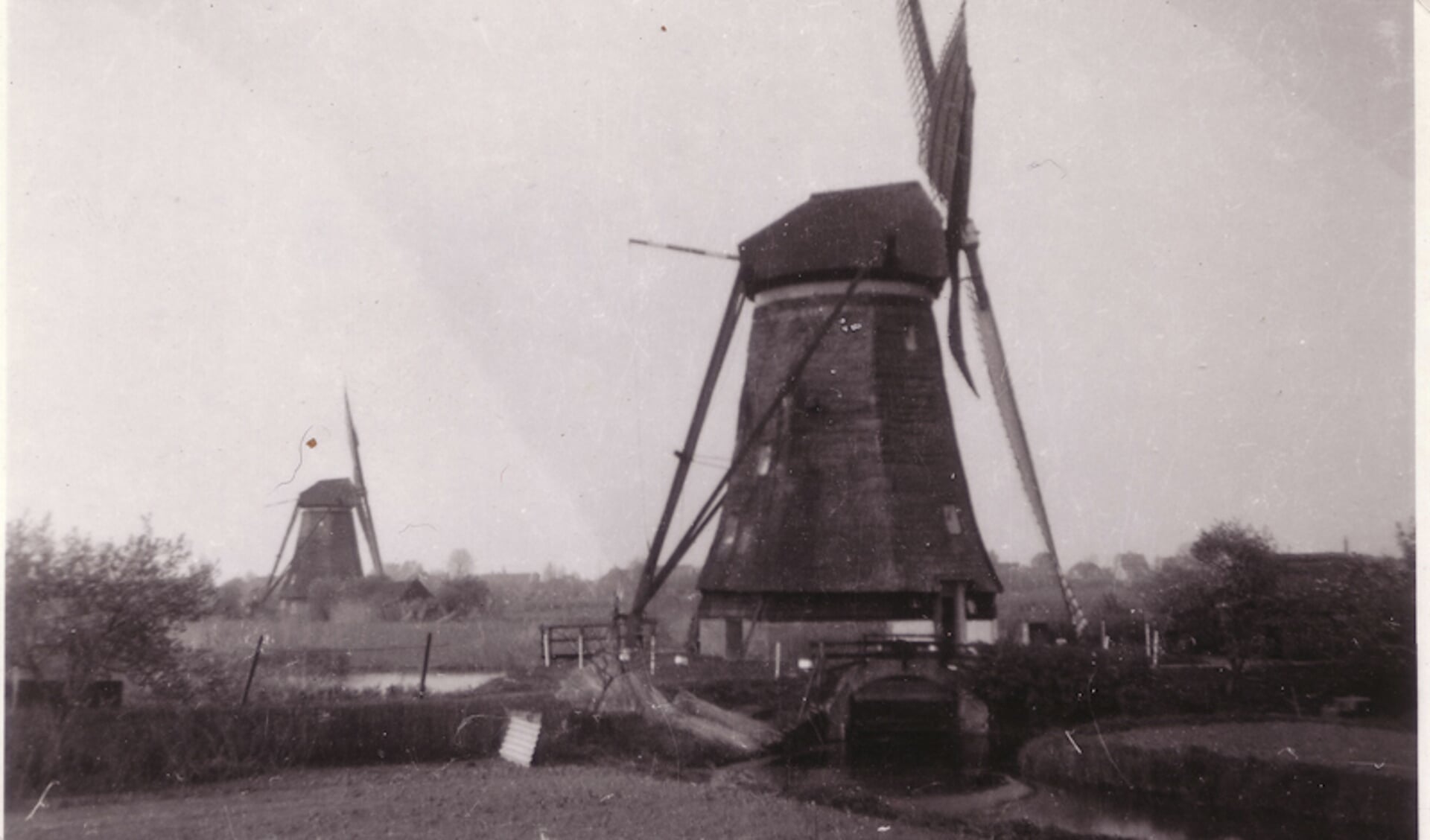 • De 20e molen, achteraan de Lage molen (die is er nog). Deze twee molens maalden vroeger uit op het lage boezempje van Nieuw-Lekkerland.