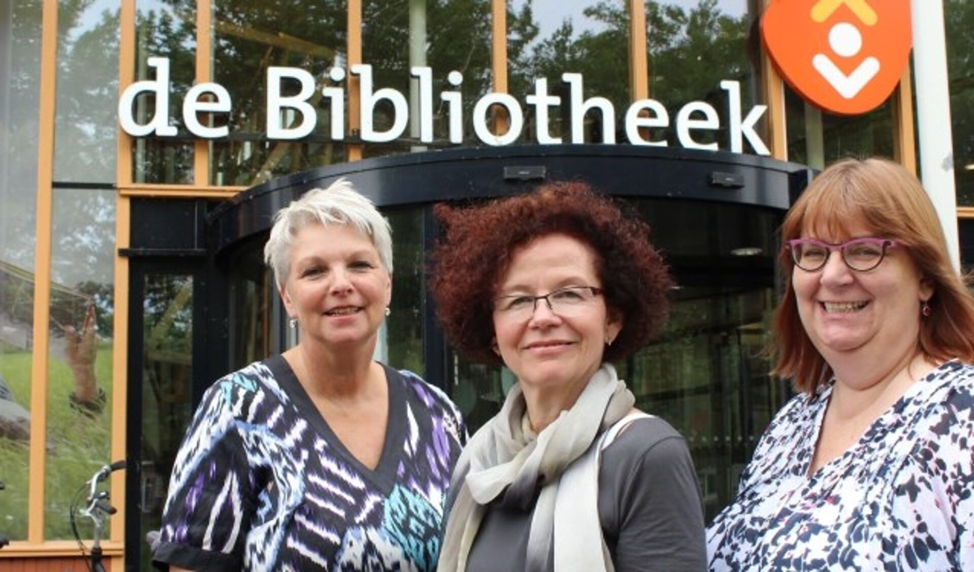 Annemarie Doesburg, Lucie Janssen en Marianne van Schaik werken met collega's en vrijwilligers aan de bibliotheek als huiskamer van de stad. (Foto: Lysette Verwegen)