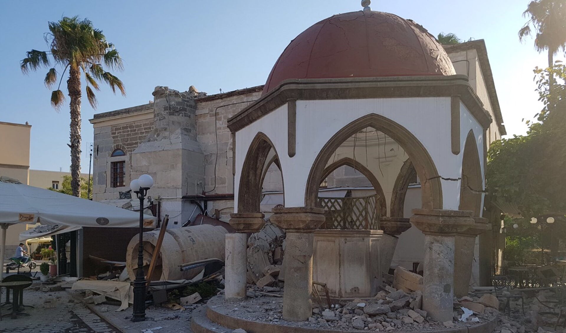 • Enkele gebouwen in Kos waren niet bestand tegen de aardbeving.