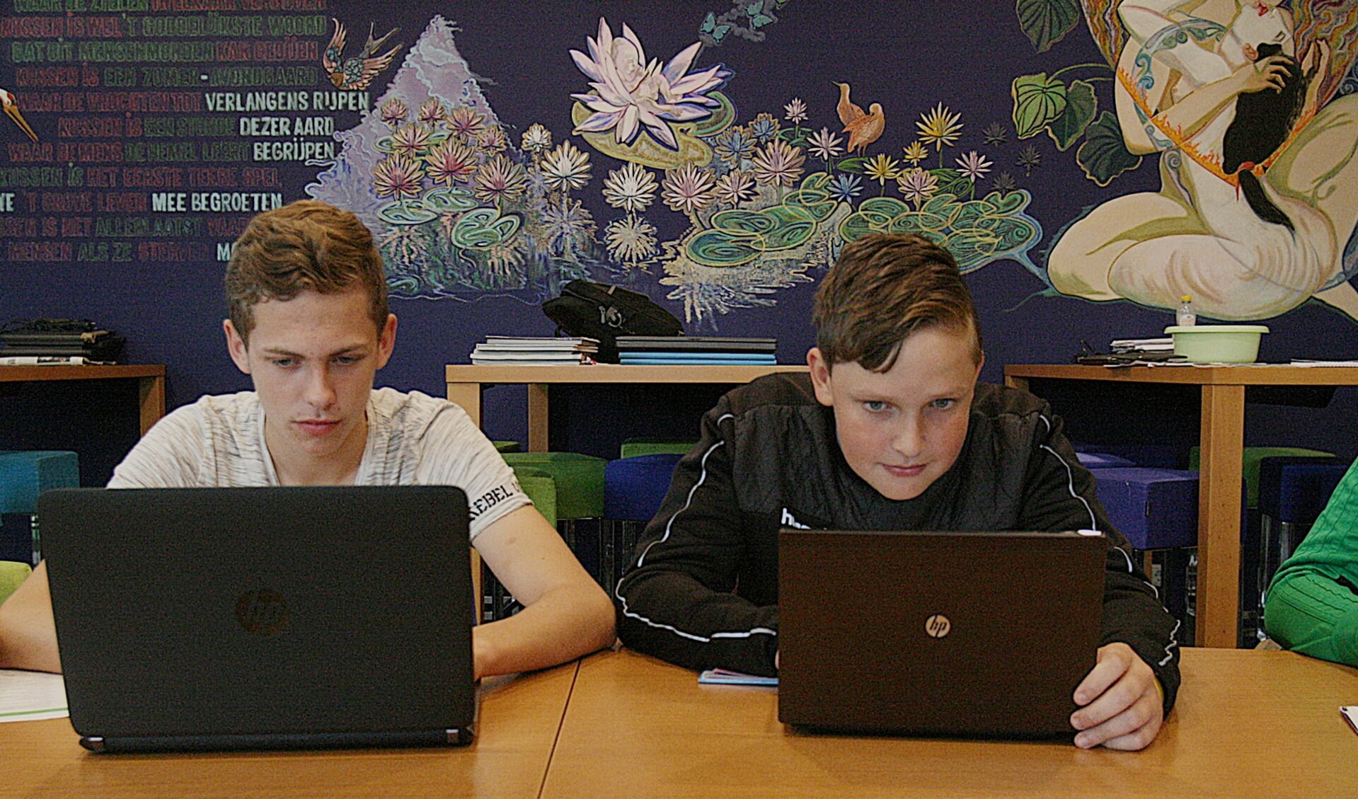 • Victor (rechts) is één van de leerlingen die de zomerschool volgde. Achter zijn laptop spijkert hij wiskunde bij.