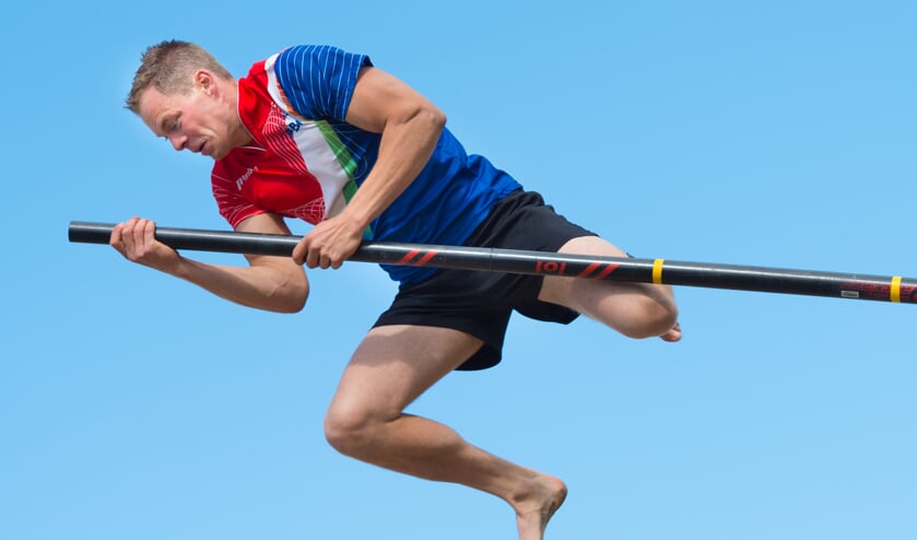 Woerdenaar Jaco de Groot in actie tijdens de polsstoktweekamp Holland-Friesland.