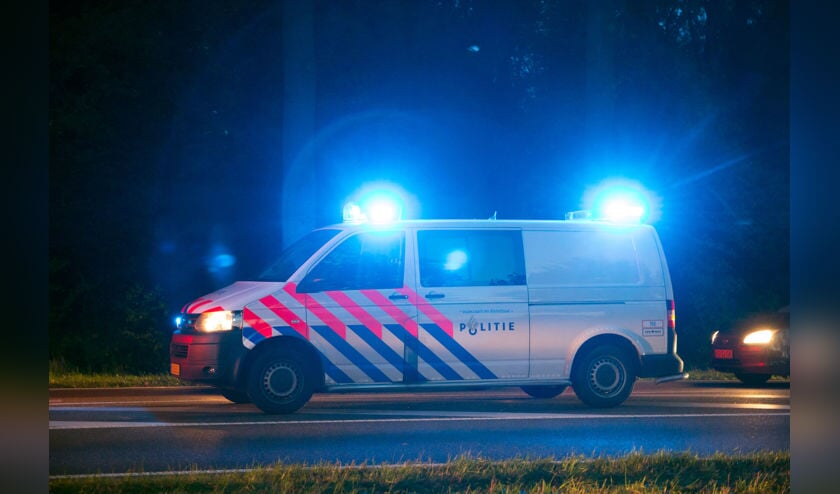 • Agenten hielden de verdachten aan met getrokken wapen.