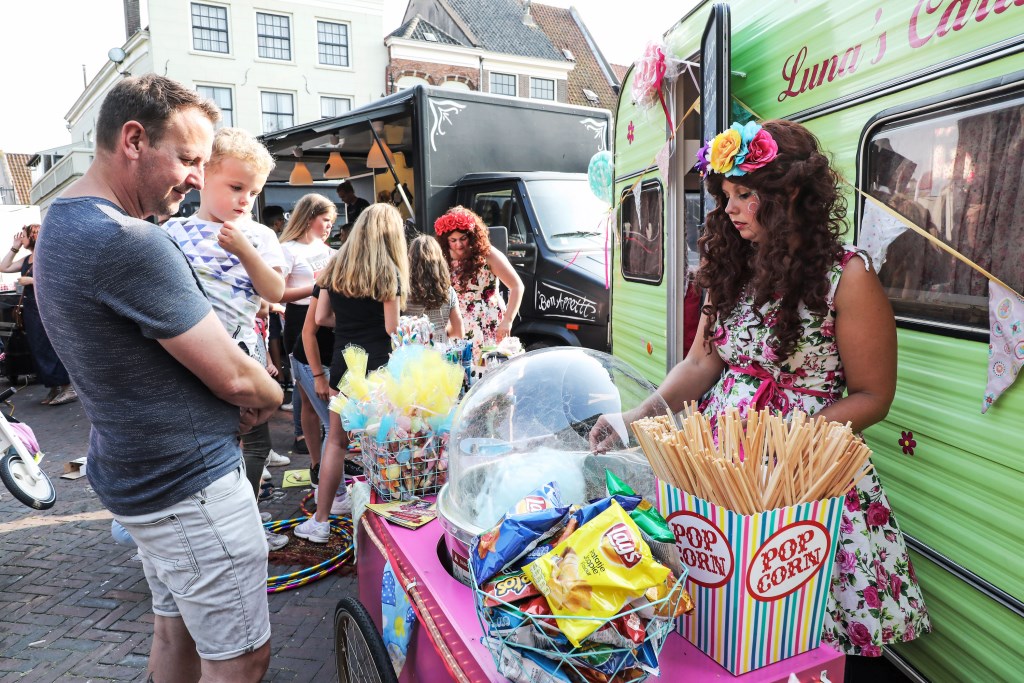 Hapje Eten En Bijkletsen Tijdens Foodtruckfestival