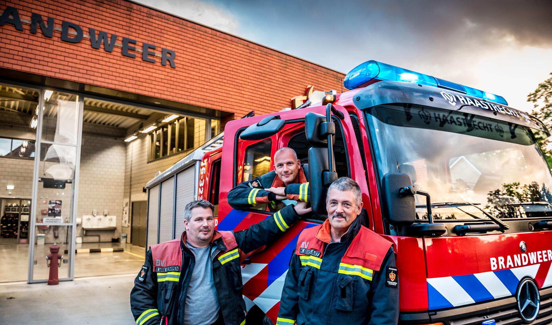 • De brandweermannen Bas van Kempen (links), Bas Verboom (midden) en ploegchef Kees Bogaart (rechts).