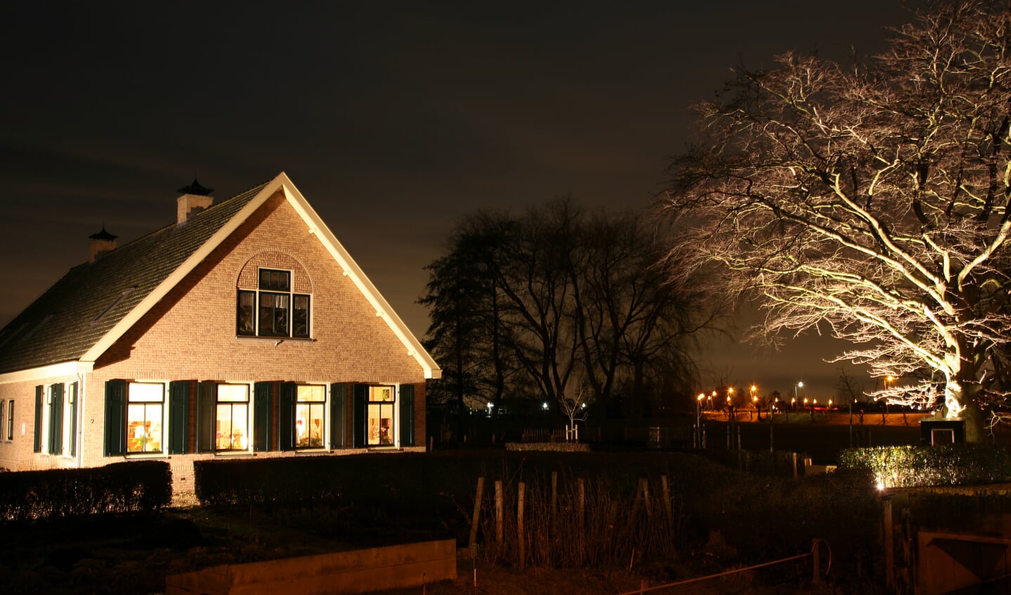 • Foto van een verlichte boerderij aan de Oost-Vlisterdijk in Vlist. 