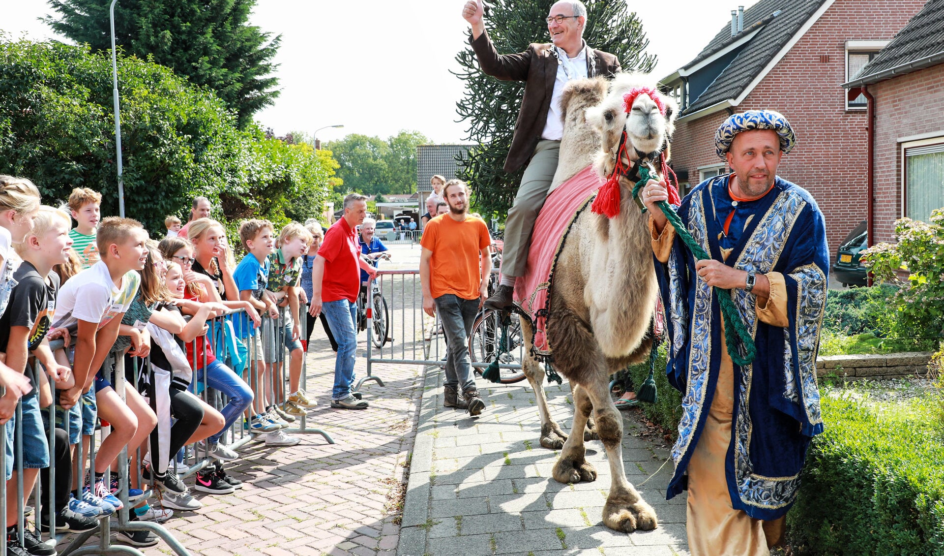 Burgemeester opent Kindervakantieweek Hedel op kameel