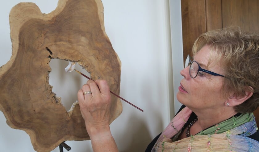 • Mére werkt aan één van haar kunstwerken.