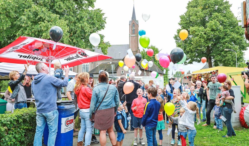 • De kermis werd traditioneel geopend met een ballonwedstrijd.