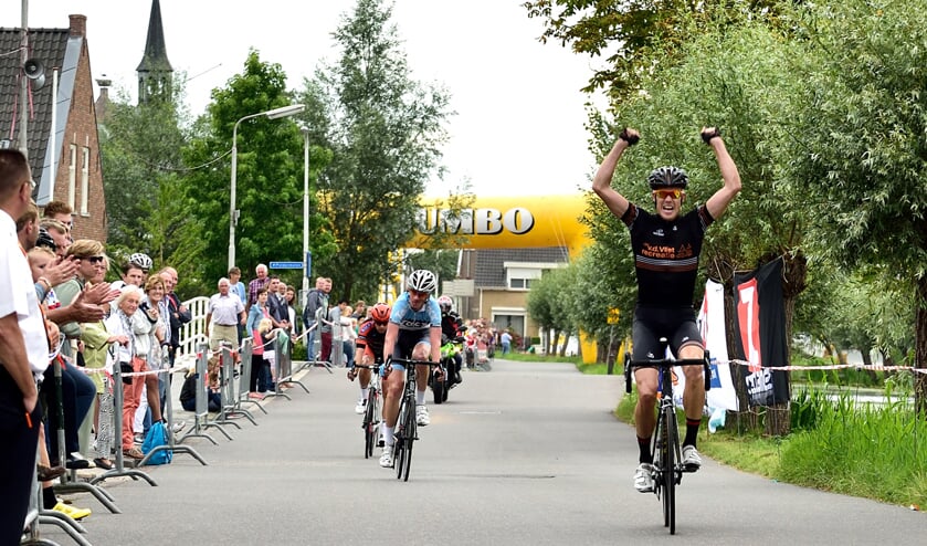 • De wielrenners komen ook dit jaar weer langs in Molenaarsgraaf en Brandwijk.