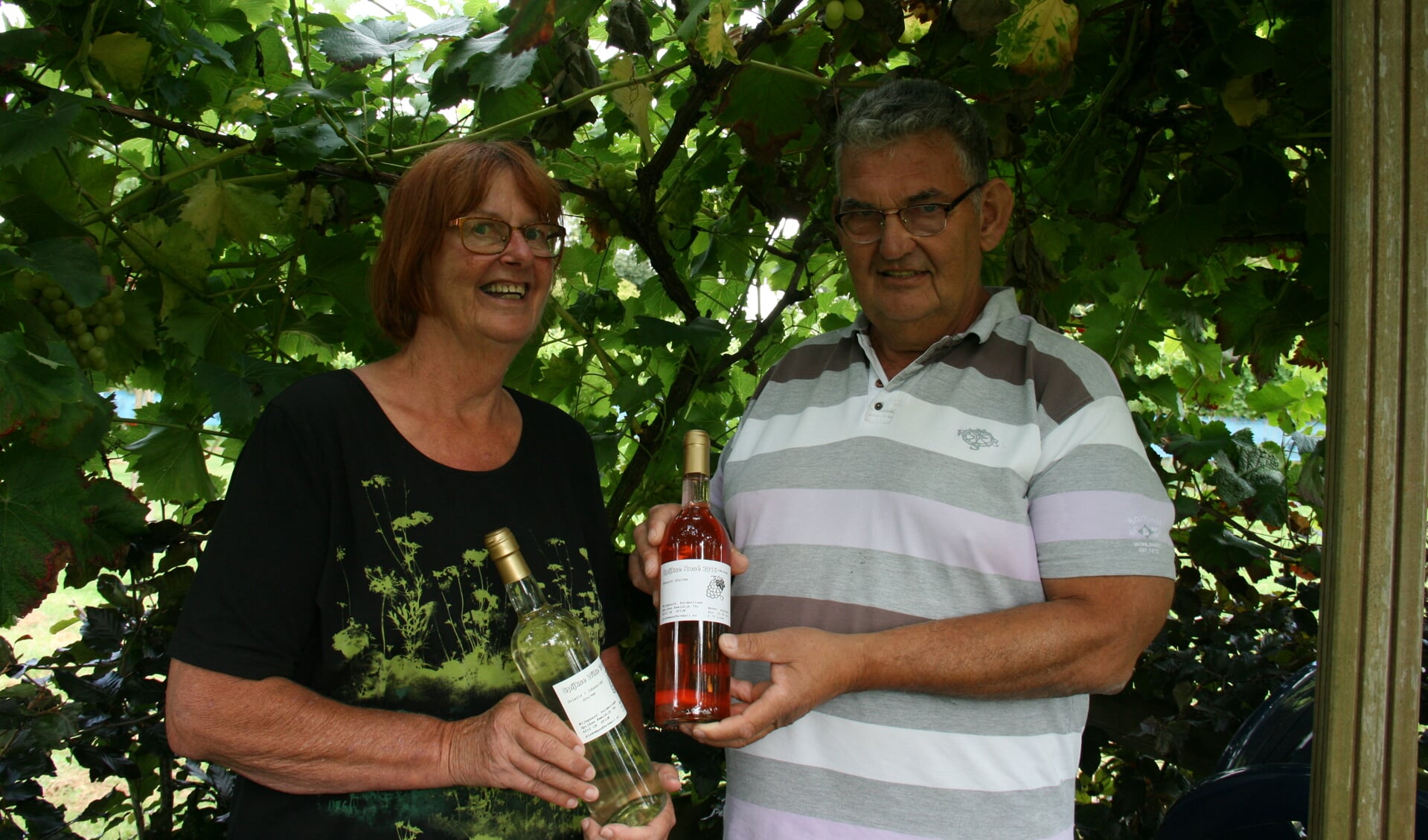 • Marja en Paul Lakeman tonen vol trots hun Spijkse witte en Spijkse rosé. 