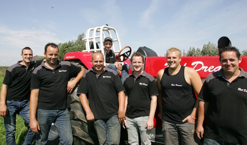 Vlnr: Lean van Rees, Lennard en Henry Boer, Erik Nugteren, Bart den Toom, Erik Bassa. Achter het stuur: Laurens van Vuuren.