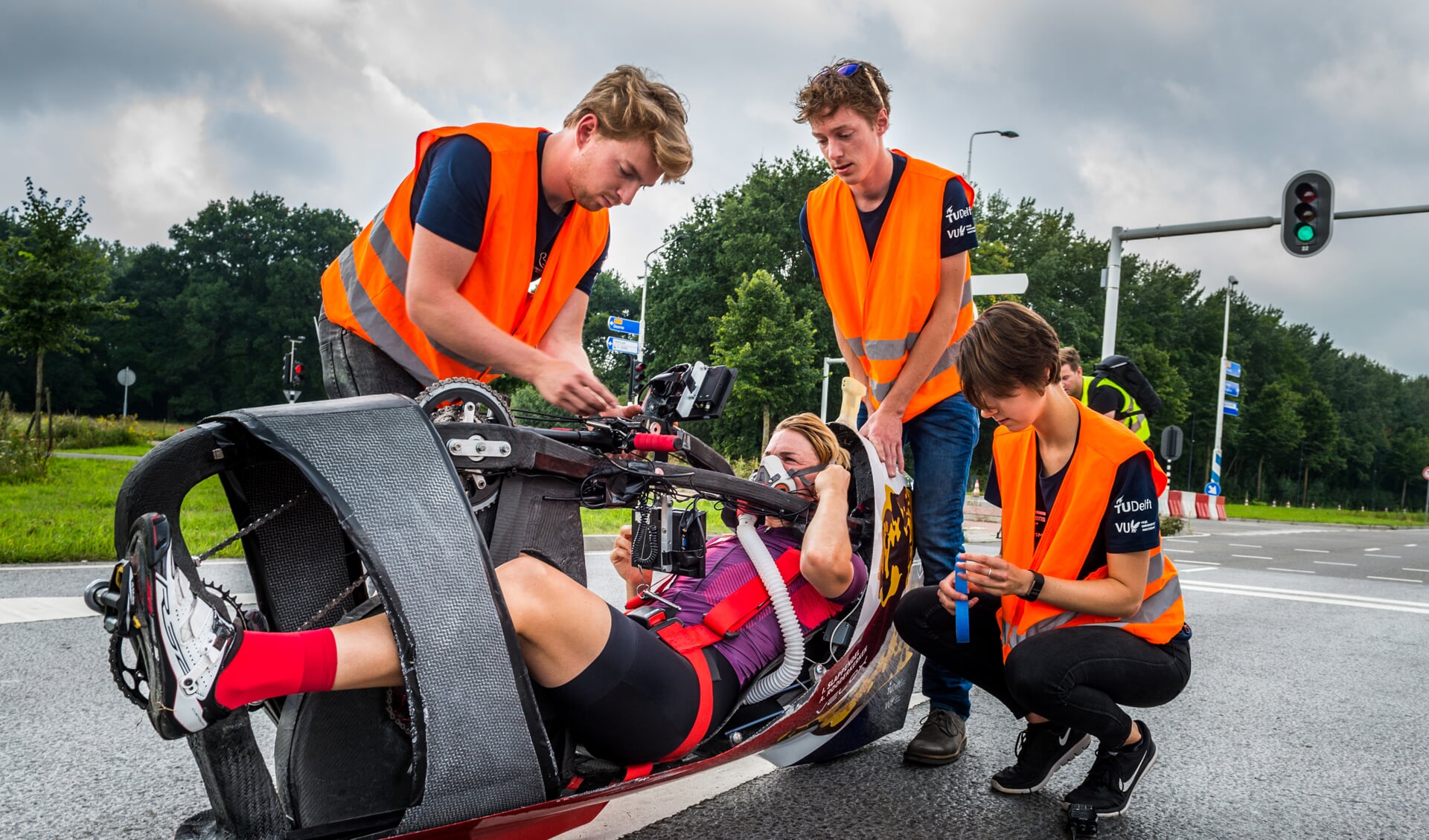 • Iris Slappendel reed zondag op een stuk afgesloten snelweg bij Helmond een laatste testrit in Nederland. Achter haar (staand) Remco Boere. 