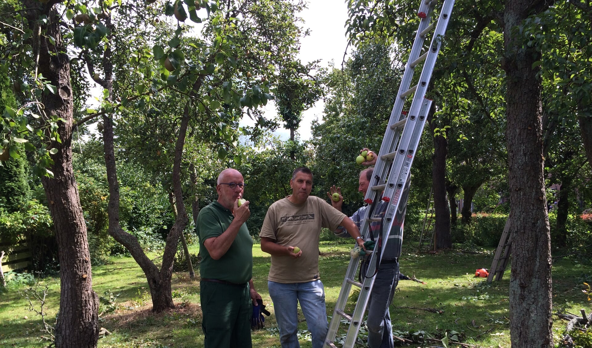 • De NVWK vraagt deelnemers om te helpen met klusjes in de boomgaard. Deelnemers gaan na afloop niet met lege handen naar huis. 