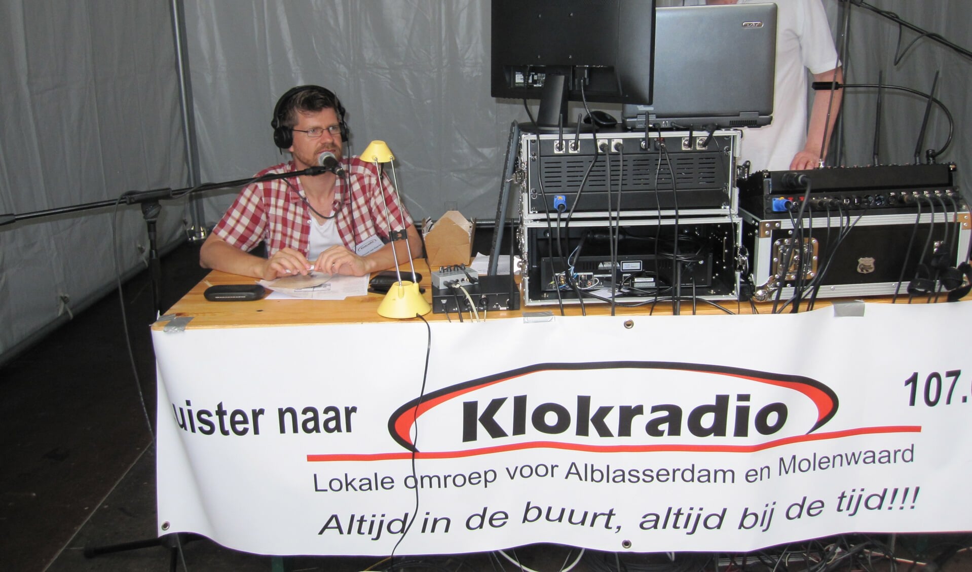 • Klokradio tijdens het Cultureel Festival Molenwaard.
