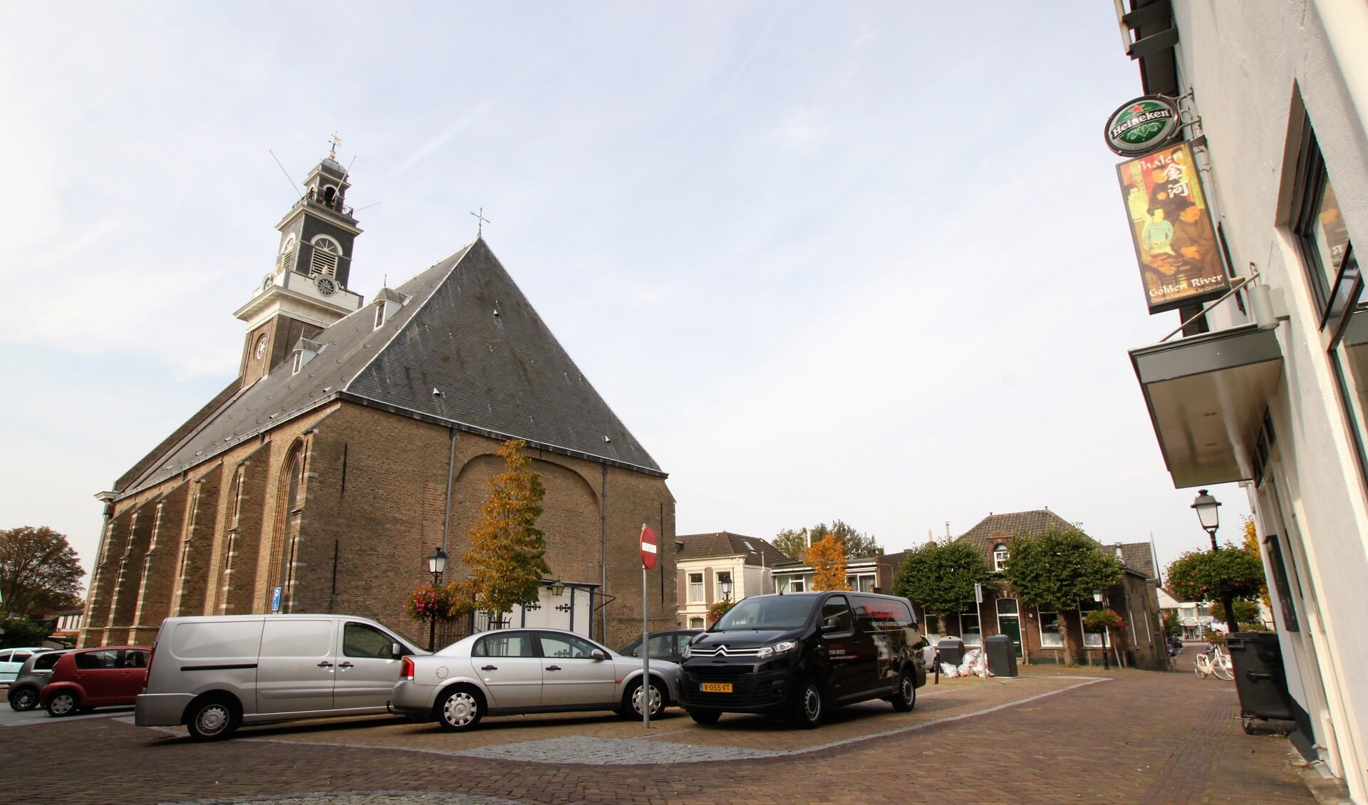 • Het Kerkplein en de Grote of Johanneskerk in Lekkerkerk. 
