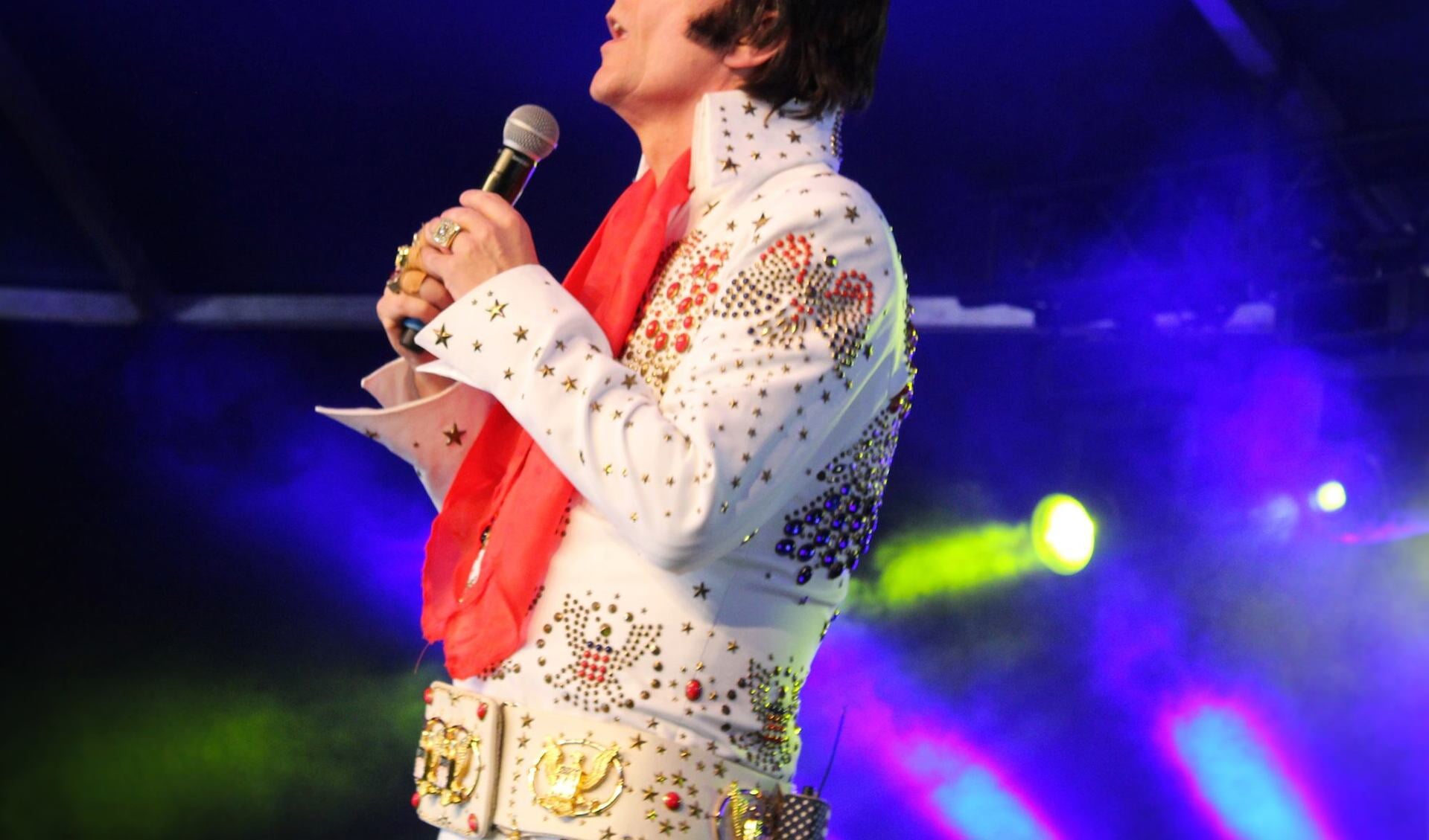 • Zanger Kees Versluys als Elvis Presley.