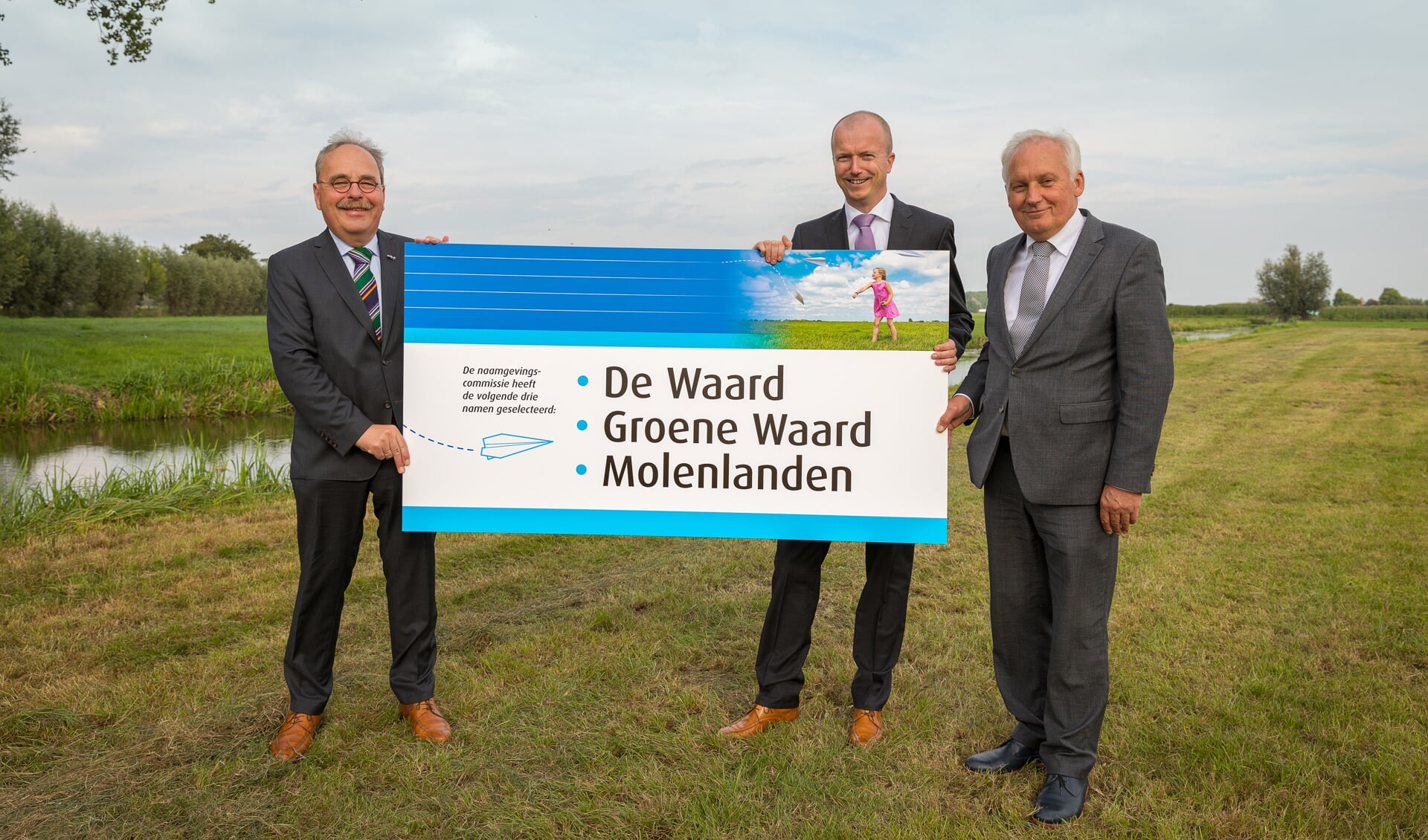 • Wim van Leussen (links) en de burgemeesters Ten Kate van Giessenlanden en Van der Borg van Molenwaard met de drie namen. Foto: Ferry Verheij