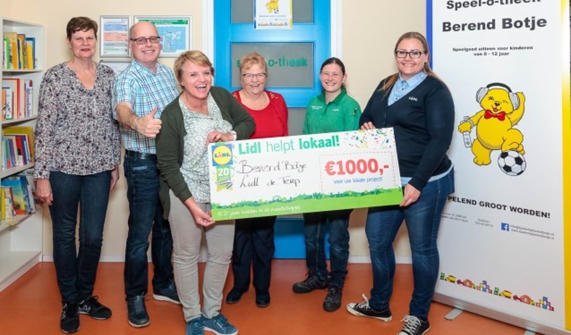Speel-o-theek Berend Botje ontving een cheque ter waarde van 1.000 euro van supermarkt Lidl. (Foto: Petra Muilenburg Fotografie) 