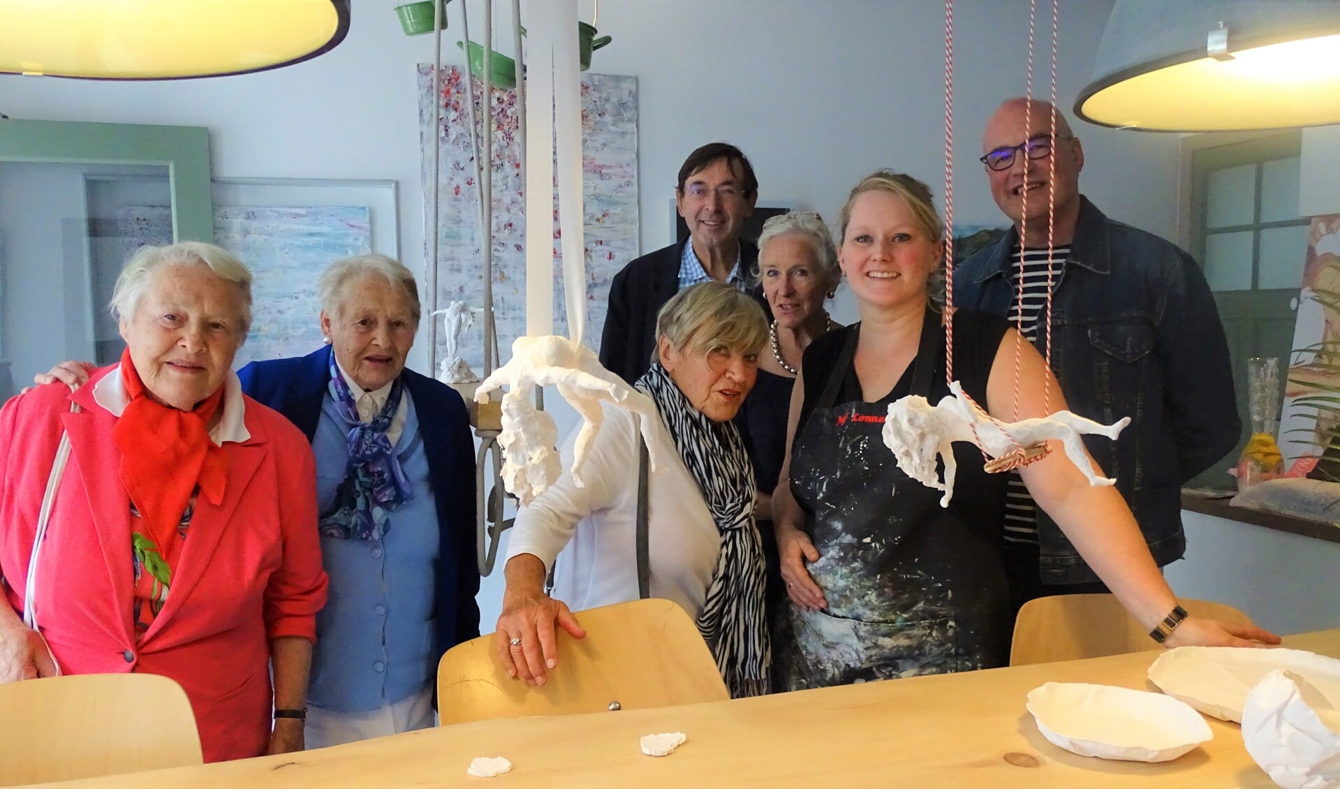 • Gerry Houweling (3e v.l.) en haar vrienden bezoeken Lonneke van Staveren Foolen in atelier 'Mooi Artistiek'.